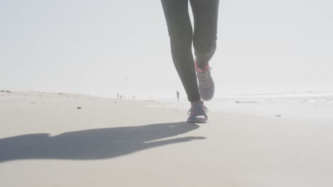 Mujer-Atlética-Corriendo-En-La-Playa
