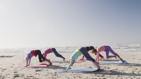 Sportliche-Frauen-Machen-Yoga-Am-Strand