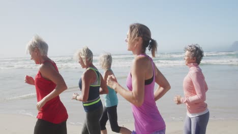 Mujeres-Atléticas-Corriendo-En-La-Playa
