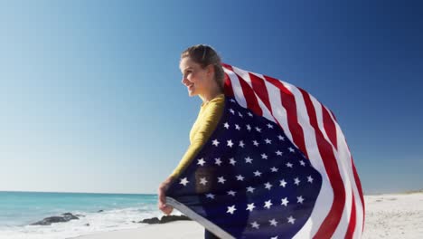 Frau-Hält-Amerikanische-Flagge-Am-Strand