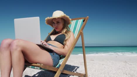 Woman-enjoying-free-time-on-the-beach
