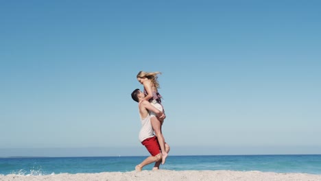 Verliebtes-Paar-Genießt-Gemeinsam-Die-Freizeit-Am-Strand