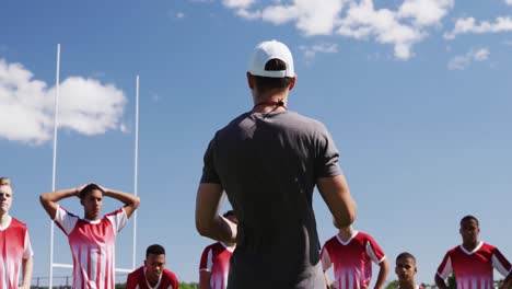 Trainer-Spricht-Mit-Rugbyspielern-Auf-Dem-Spielfeld