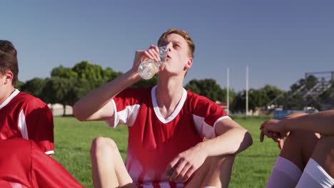 Rugbyspieler-Trinkt-Wasser-An-Einem-Sonnigen-Tag