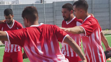 Jugadores-De-Fútbol-Estirándose-En-El-Campo