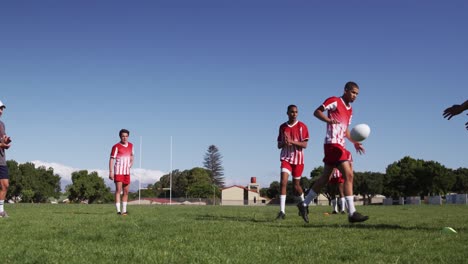 Rugbyspieler-Trainieren-Auf-Dem-Feld