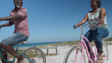 Ältere-Frau-Auf-Einem-Fahrrad-Am-Strand