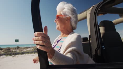 Ältere-Frau-Mit-Einem-Auto-Am-Strand