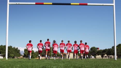 Jugadores-De-Rugby-Entrenando-En-El-Campo