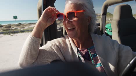 Ältere-Frau-In-Einem-Auto-Am-Strand