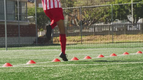 Jugador-De-Fútbol-Entrenando-En-El-Campo