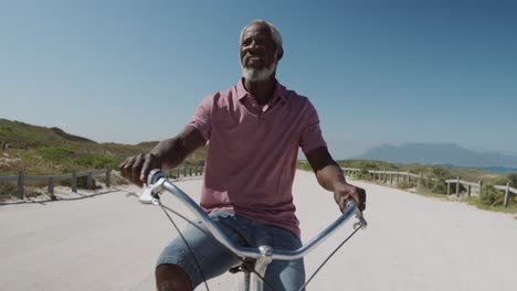 Älterer-Mann-Auf-Einem-Fahrrad-In-Der-Nähe-Des-Strandes