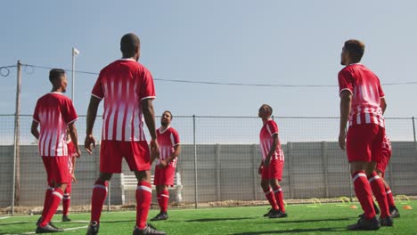 Fußballspieler-Trainieren-Auf-Dem-Feld