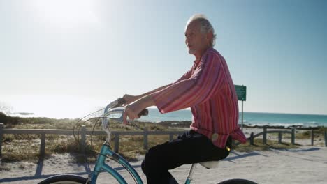 Hombre-Mayor,-Andar-En-Bicicleta,-En-La-Playa