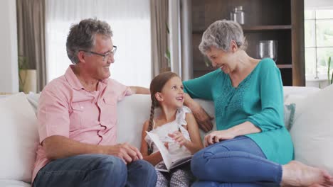 Großeltern-Und-Enkelin-Verbringen-Zeit-Miteinander