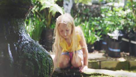 Kleines-Mädchen-Neben-Einem-Brunnen-In-Der-Natur