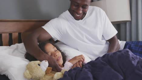 Padre-Afroamericano-Despertando-A-Su-Hija-Y-Riendo