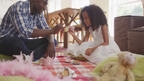 Afroamerikanischer-Vater-Und-Tochter-Beim-Picknick-Zu-Hause