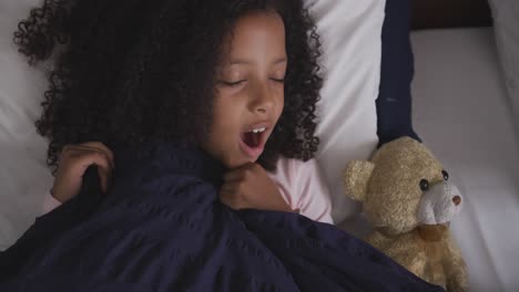 Afroamerikanisches-Mädchen,-Das-In-Ihrem-Bett-Schläft-Und-Gähnt