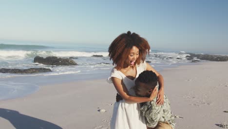 Hombre-Afroamericano-Abrazando-Y-Sosteniendo-A-Su-Esposa-Junto-Al-Mar