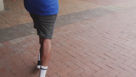 Rückansicht-Mann-Mit-Beinprothese-Beim-Laufen