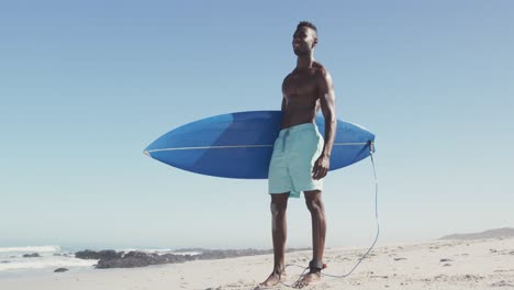 Afroamerikanischer-Mann-Bereit-Zum-Surfen