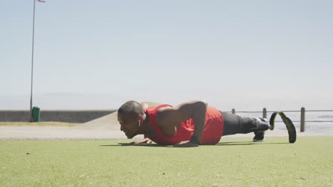 Side-view-man-with-prosthetic-leg-doing-push-ups