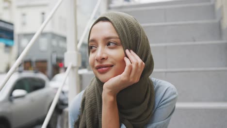 Frau-Mit-Hijab-Sitzt-Auf-Einer-Treppe-Auf-Der-Straße
