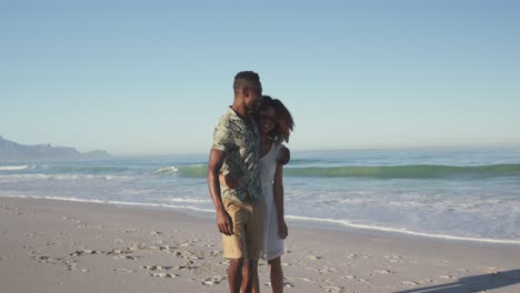 Afroamerikanisches-Paar,-Das-Seite-An-Seite-Am-Strand-Läuft