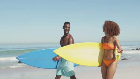 Afroamerikanisches-Paar-Geht-Und-Hält-Surfbretter