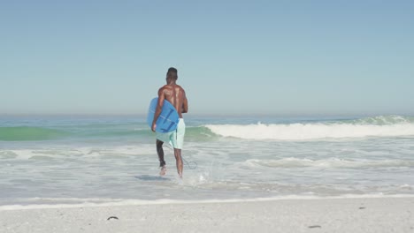 Afroamerikanischer-Mann-Bereit-Zum-Surfen