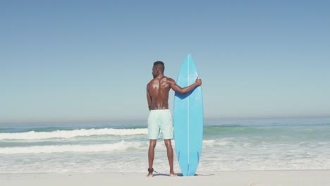 Hombre-Afroamericano-Listo-Para-Practicar-Surf
