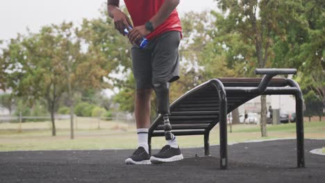 Seitenansicht-Mann-Mit-Beinprothese-Beim-Laufen