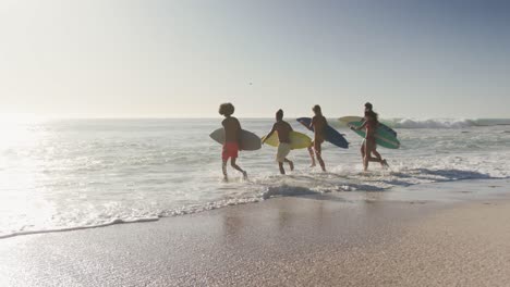 Amigos-Listos-Para-Ir-A-Surfear
