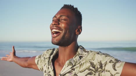 Afroamerikanischer-Mann,-Der-Die-Frische-Luft-Am-Strand-Genießt