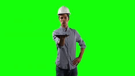 Vorderansicht-Eines-Bauarbeiters,-Der-Ein-Digitales-Tablet-Mit-Grünem-Bildschirm-Hält