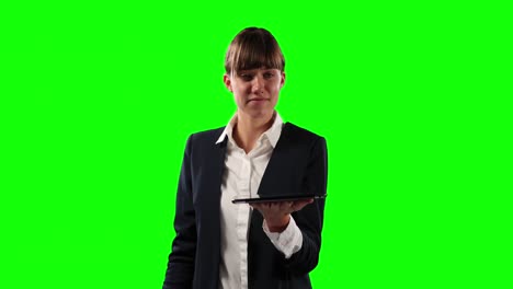 Vorderansicht-Einer-Geschäftsfrau,-Die-Ein-Digitales-Tablet-Mit-Grünem-Bildschirm-Hält