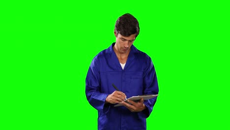 Vorderansicht-Des-Mechanikers,-Der-Mit-Grünem-Bildschirm-Notizen-Macht