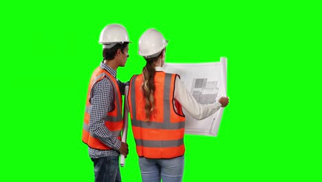 Rückansicht-Von-Baustellenarbeitern,-Die-Auf-Dem-Grünen-Bildschirm-Auf-Die-Baustellenkarte-Schauen