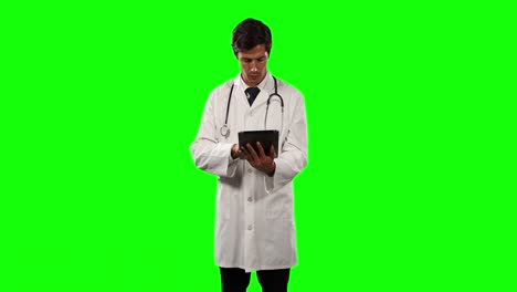 Vorderansicht-Eines-Arztes,-Der-Sein-Digitales-Tablet-Mit-Grünem-Bildschirm-Verwendet
