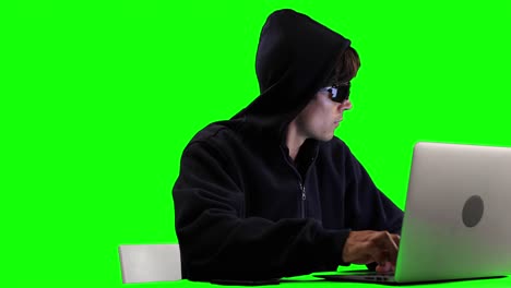 Hacker-Benutzt-Laptop-Mit-Grünem-Bildschirm