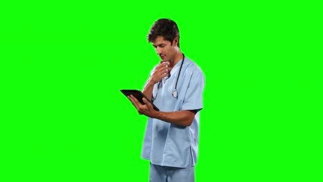 Vista-Lateral-Del-Médico-Usando-Su-Tableta-Digital-Con-Pantalla-Verde