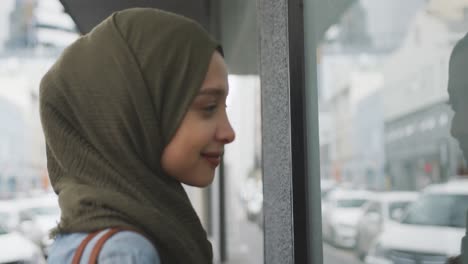 Mujer-Vistiendo-Hijab-Mirando-El-Escaparate