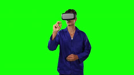 Vorderansicht-Des-Mechanikers-Mit-Virtueller-Realität-Und-Touchscreen-Mit-Grünem-Bildschirm