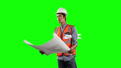 Seitenansicht-Eines-Bauarbeiters,-Der-Eine-Lagekarte-Mit-Grünem-Bildschirm-Betrachtet