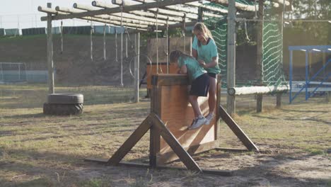 Kaukasische-Mädchen-Trainieren-Im-Bootcamp