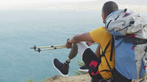 Sporty-mixed-race-man-with-prosthetic-leg-enjoy-his-hike