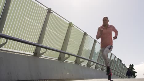 Sportliche-Kaukasische-Frau,-Die-Draußen-Auf-Einer-Brücke-Trainiert