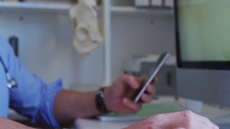 Arzt-Arbeitet-Und-Nutzt-Smartphone-In-Einem-Altersheim