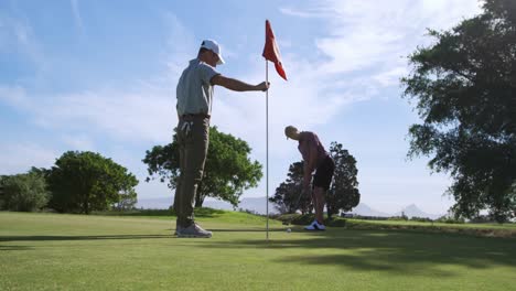 Golfistas-Varones-Caucásicos-Jugando-En-Un-Campo-De-Golf-En-Un-Día-Soleado